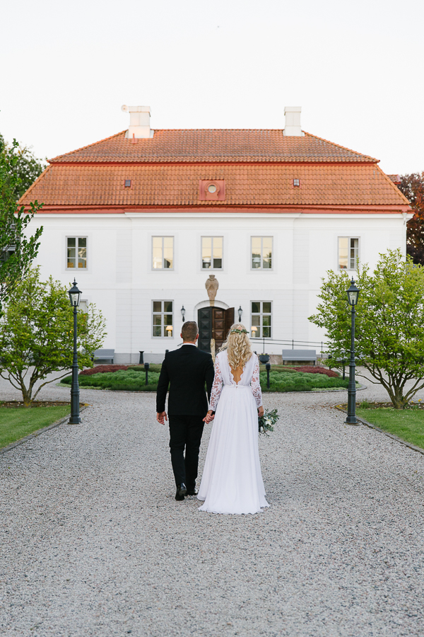 Brudpar på grusgång